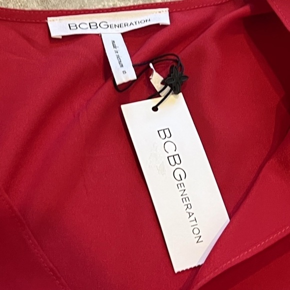 🆕 BCBGeneration v neck hi low surplice blouse top red small - Picture 6 of 9